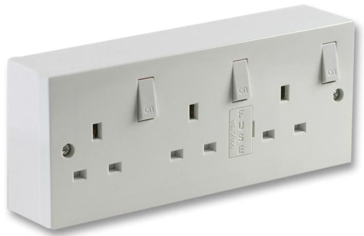 PRO ELEC - 1-Way to 3-Way Switched Socket Converter